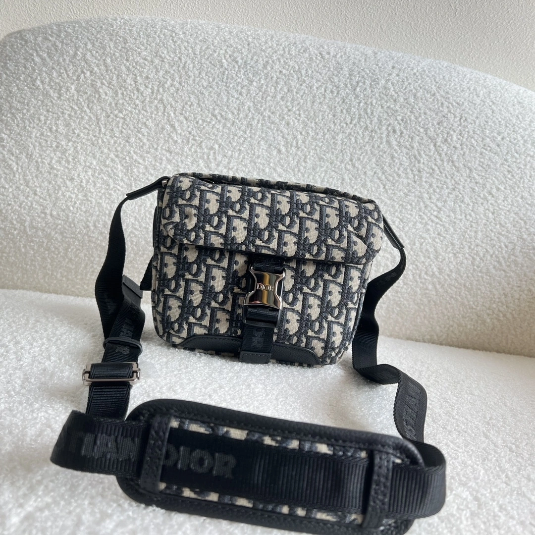 MOMO- 2ESWS001YKY-H27E item：C-B063H1704R