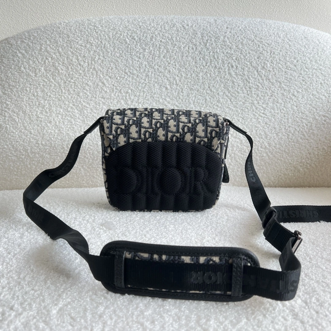 MOMO- 2ESWS001YKY-H27E item：C-B063H1704R