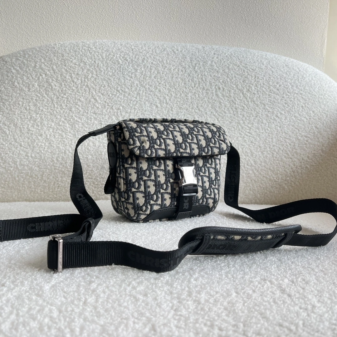MOMO- 2ESWS001YKY-H27E item：C-B063H1704R