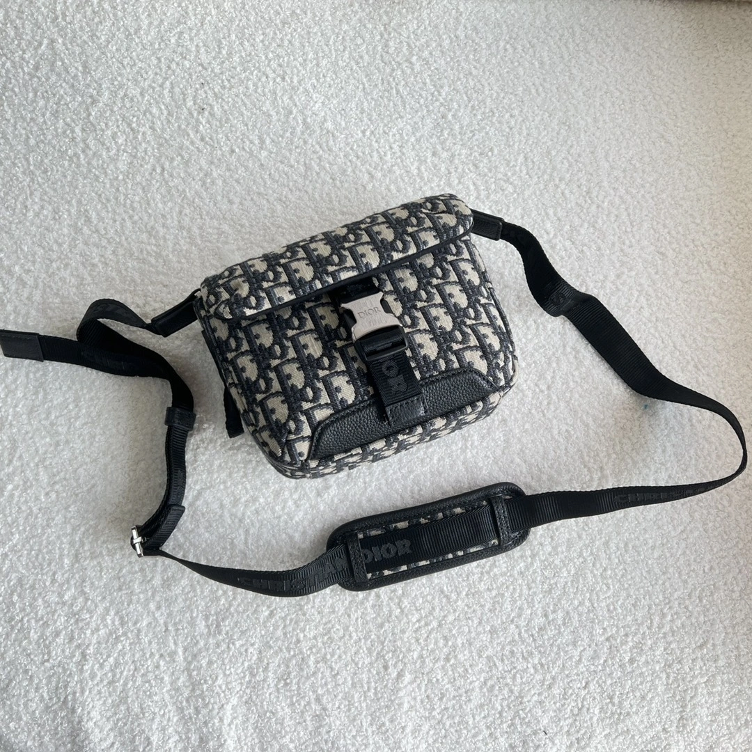 MOMO- 2ESWS001YKY-H27E item：C-B063H1704R