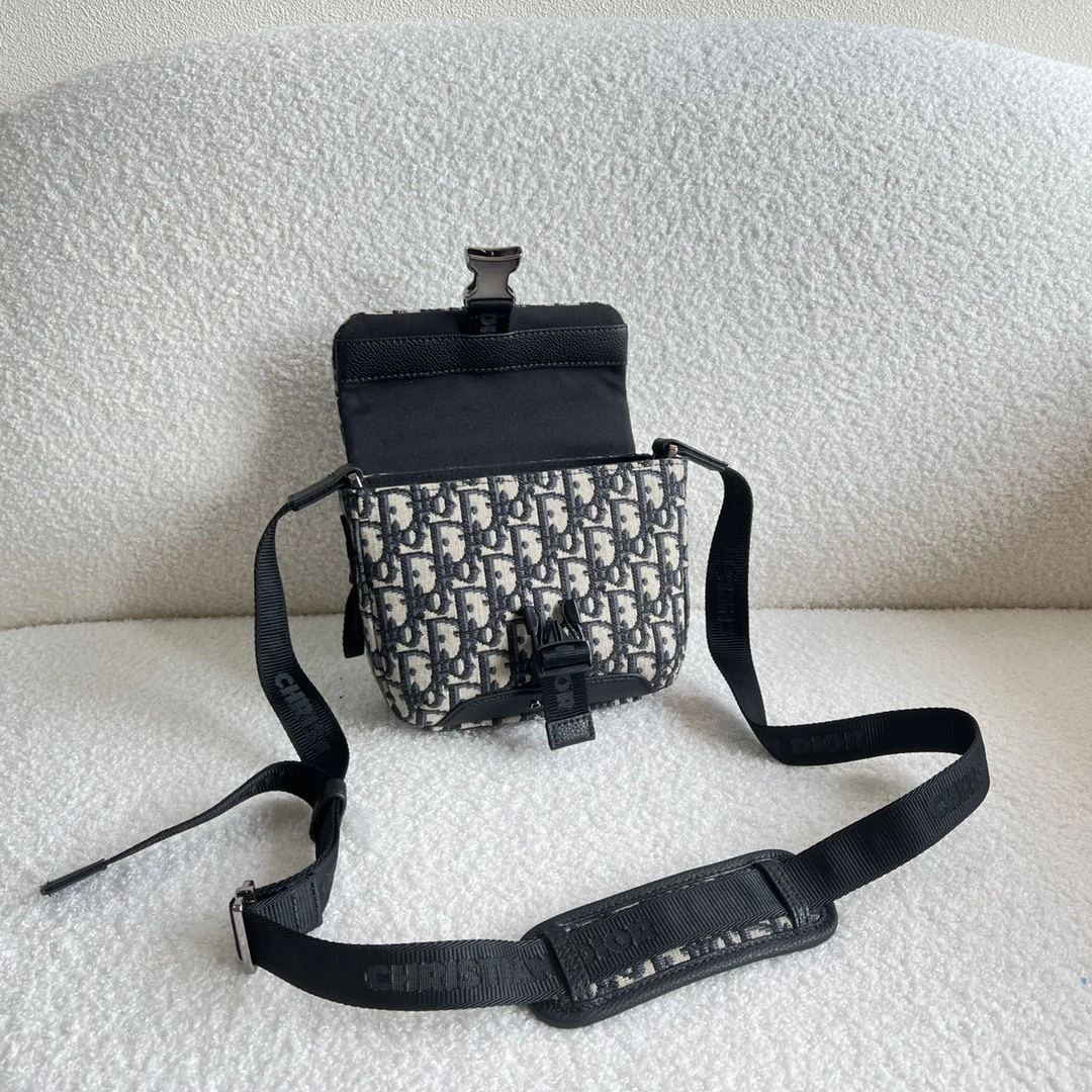 MOMO- 2ESWS001YKY-H27E item：C-B063H1704R