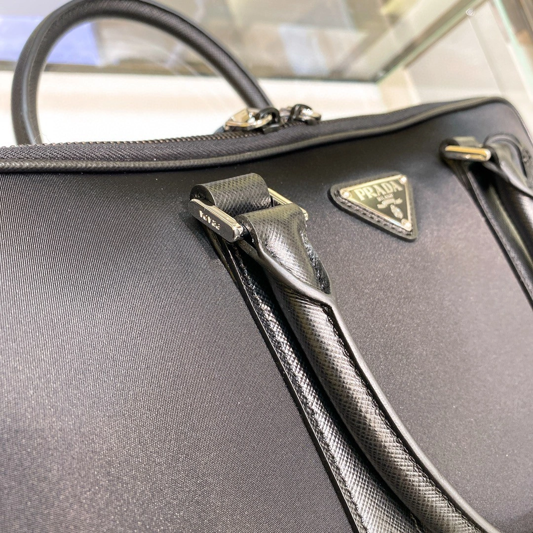 &MOMO- 2VE005-064-F0002-V-OOO cowhide Saffiano item : B-B598E1743W