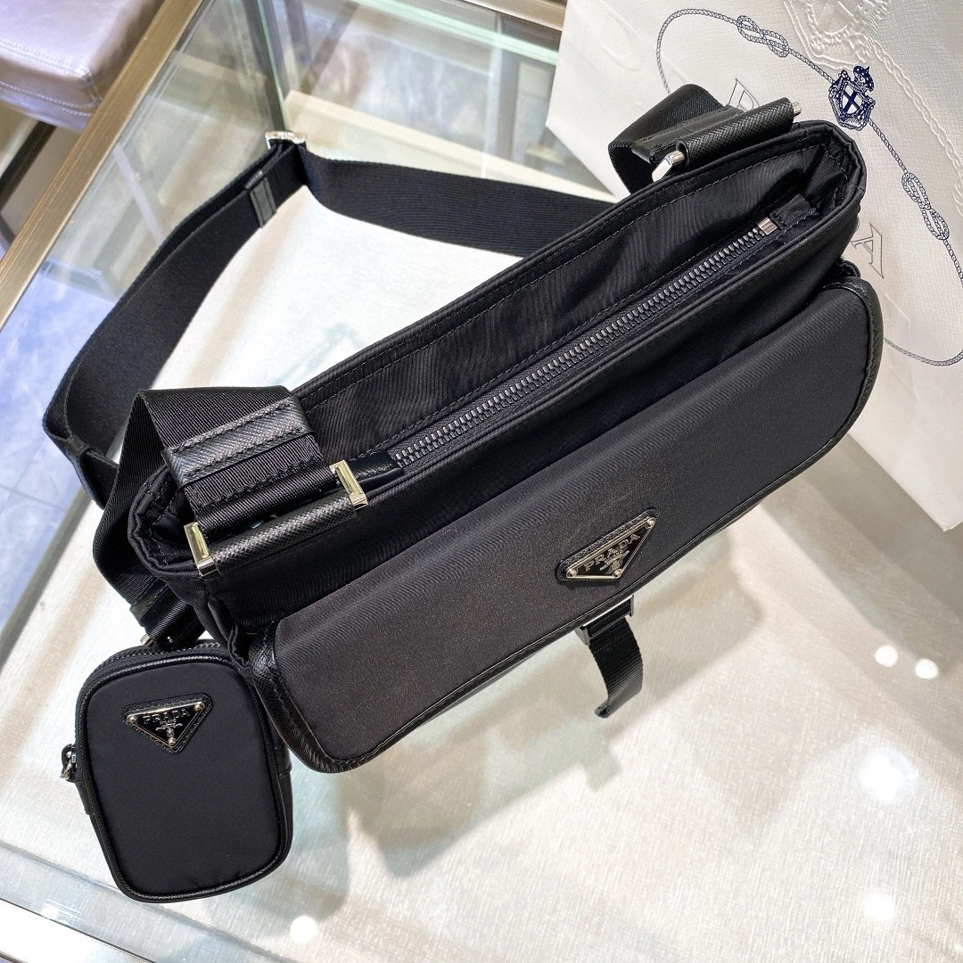 MOMO- 2VH110-064-F0002 cowhide item : B-B598E1527W