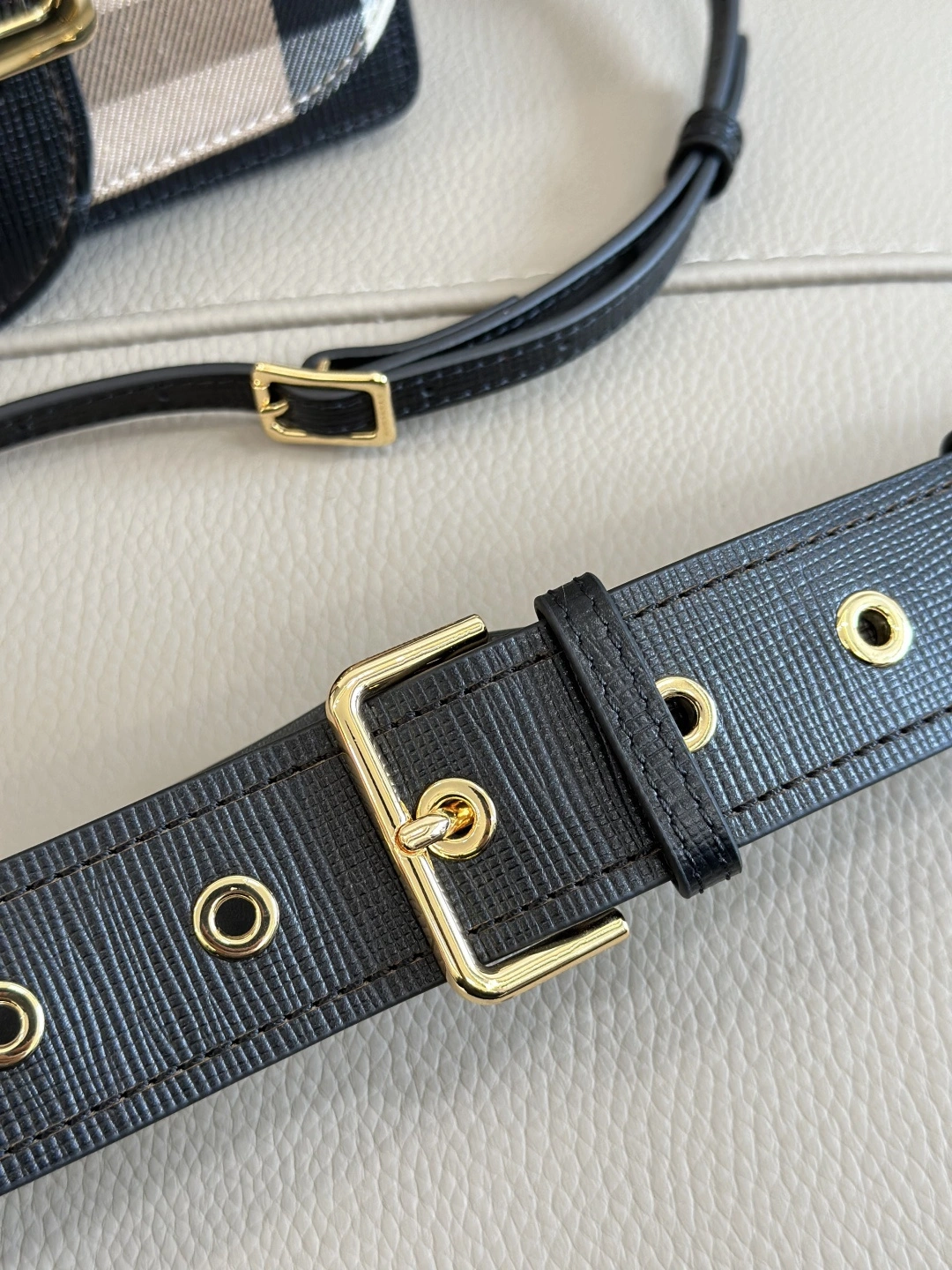 MOMO--2ur25rry 40224601 high quality version The Buckle item:E-B000L0701T