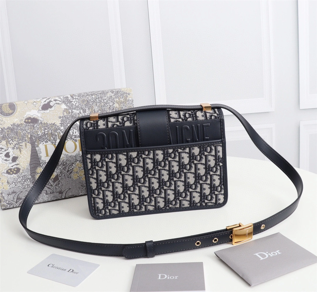 MOMO--30 Montaigne item : 00B60E2908