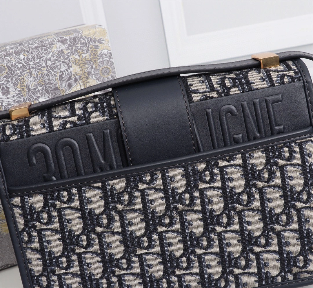 MOMO--30 Montaigne item : 00B60E2908