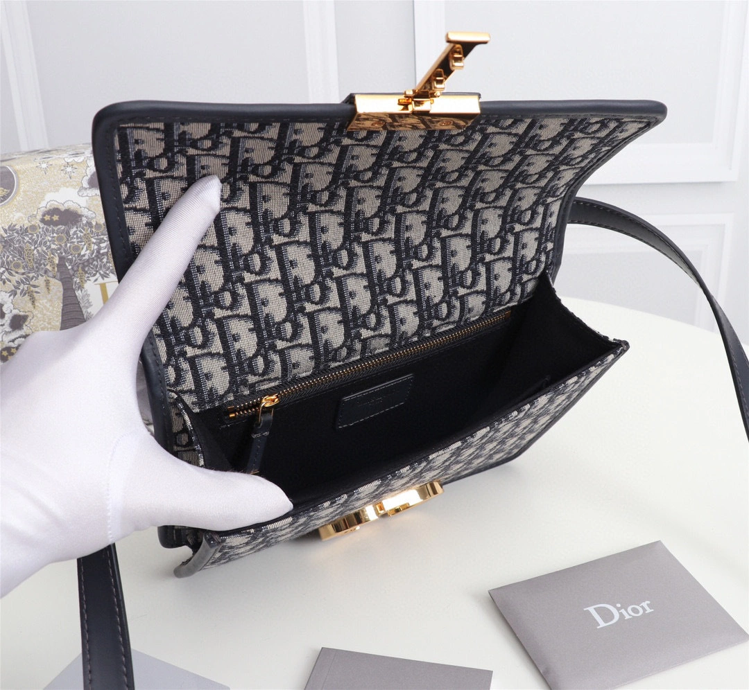 MOMO--30 Montaigne item : 00B60E2908
