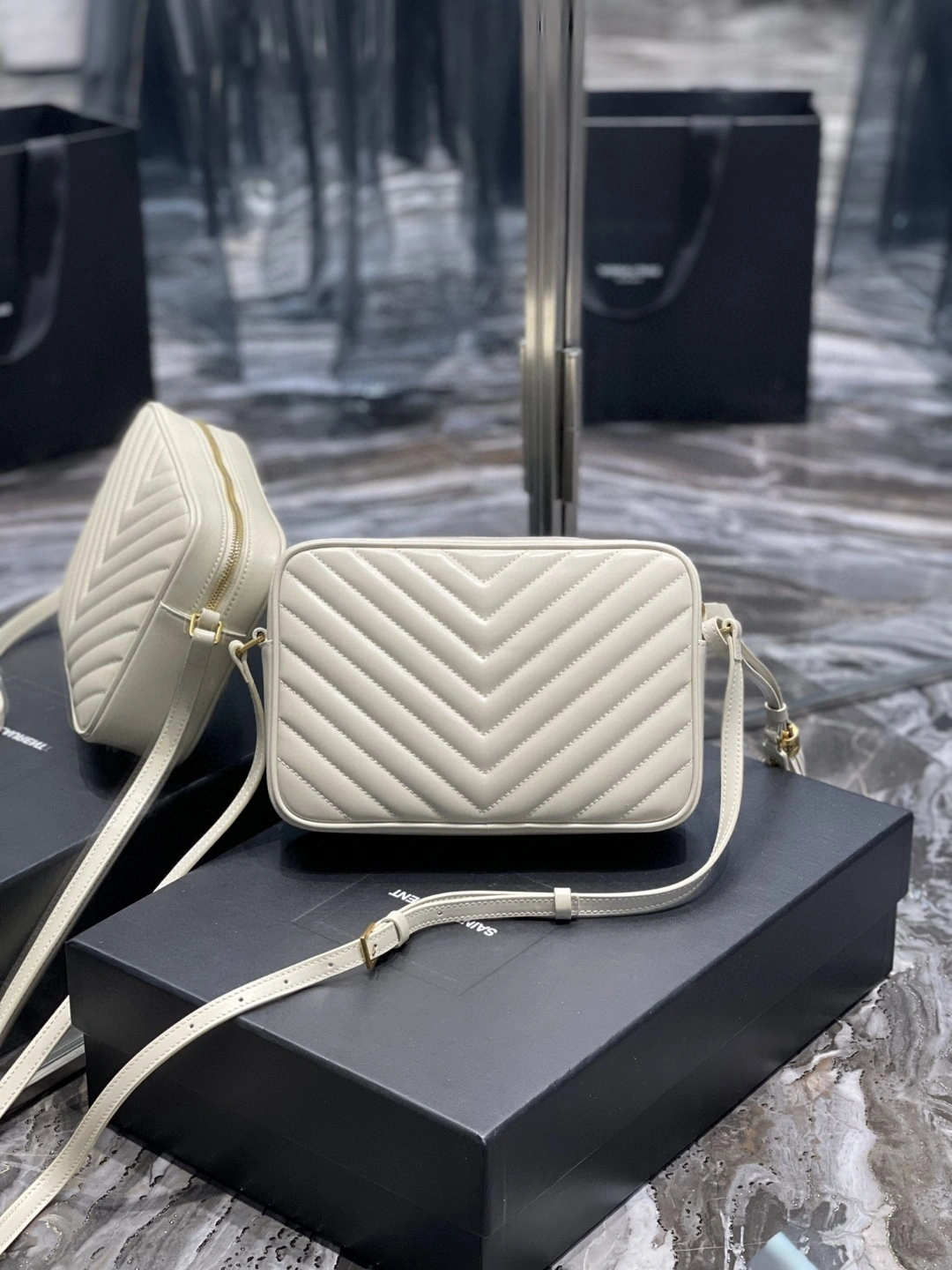 MOMO- 574494-DV707-9207 Calfskin item : B-B597E1723W
