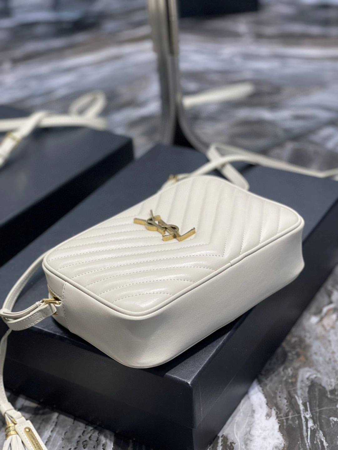 MOMO- 574494-DV707-9207 Calfskin item : B-B597E1723W