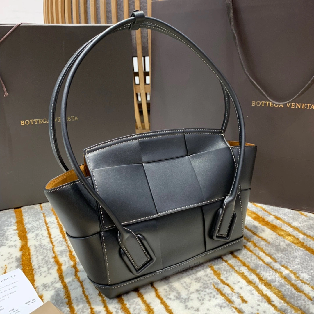 MOMO- 575943VMAP11229 The Arco 33 calfskin item：B-B598E2340C