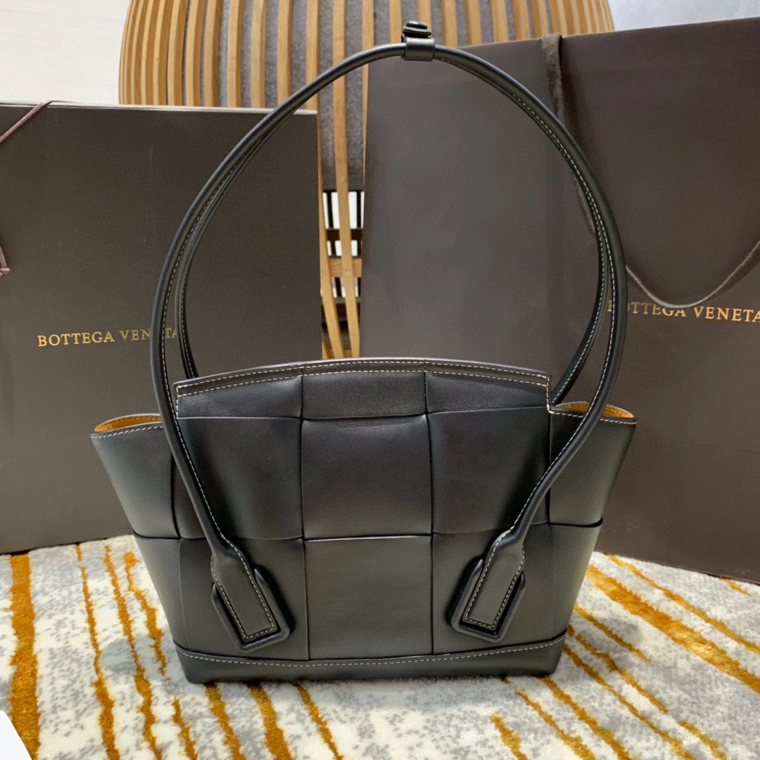 MOMO- 575943VMAP11229 The Arco 33 calfskin item：B-B598E2340C
