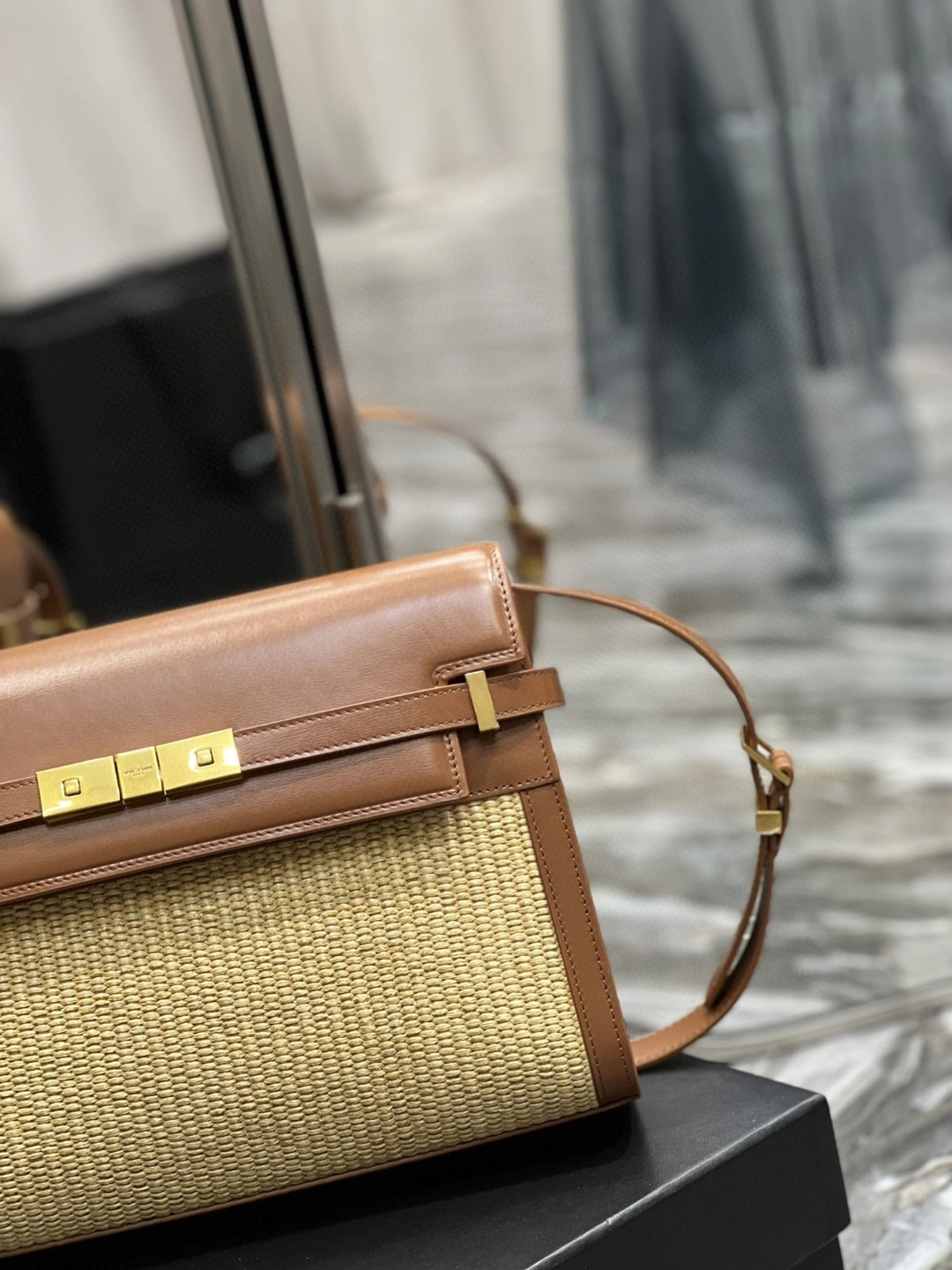 MOMO- 57927124Z1W9767 cowhide item : B-B597E1432W