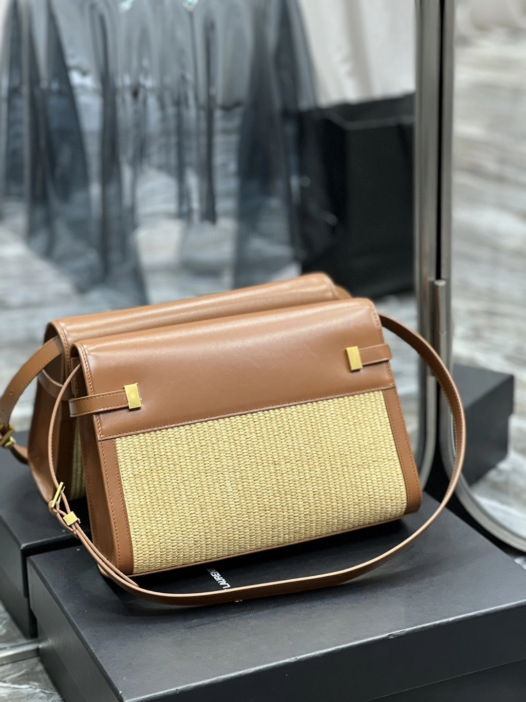 MOMO- 57927124Z1W9767 cowhide item : B-B597E1432W