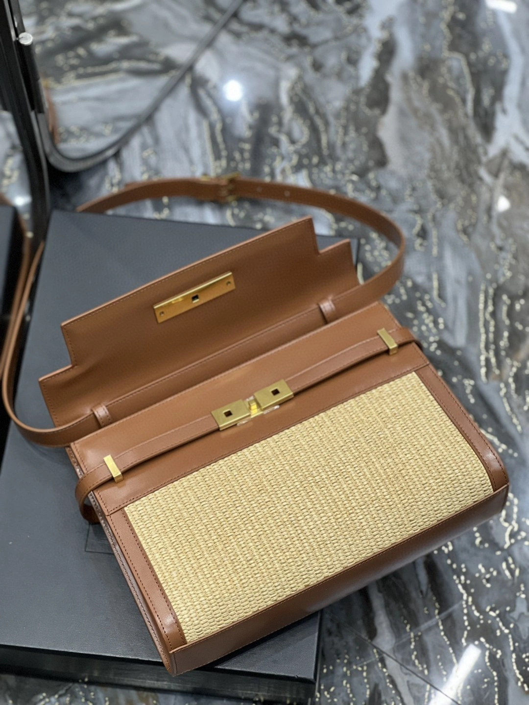 MOMO- 57927124Z1W9767 cowhide item : B-B597E1432W
