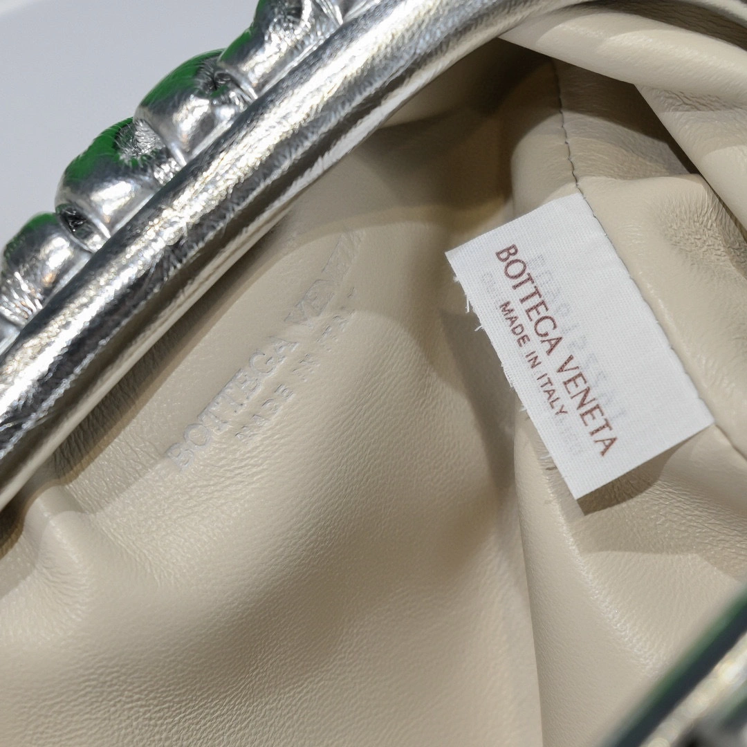 MOMO- 585852-V0GZ0-8101 sheephide item：B-B564G0906C