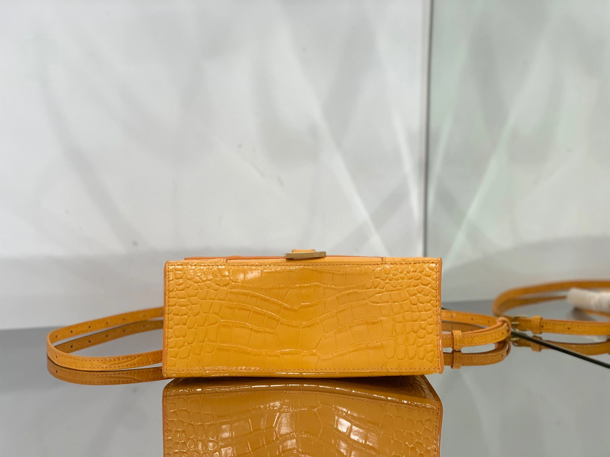 MOMO- 5935461LRGM7507 Hourglass cowhide item：B-B063F1707C