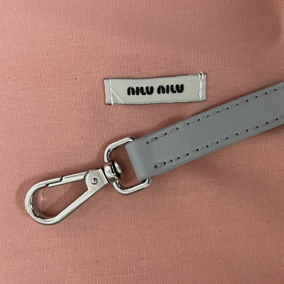 MOMO- 5BA251-FVJ-F0591-V-OLO item:D-B063A0423S