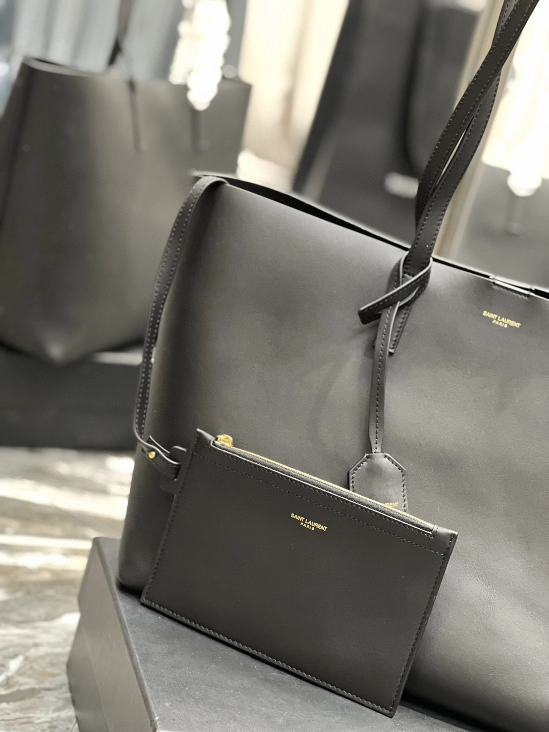 MOMO- 600281-CSV0J-4147 cowhide item : B-B597E1425W