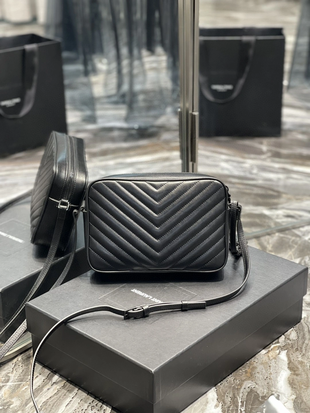 MOMO- 612544DV7041000 Calfskin item : B-B597E1722W