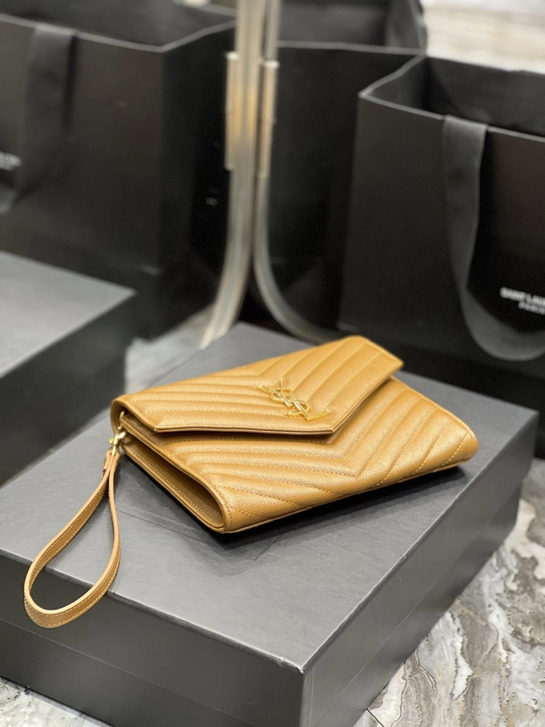 MOMO- 617662-BOW01-2516 Calfskin item : B-B597E1729W