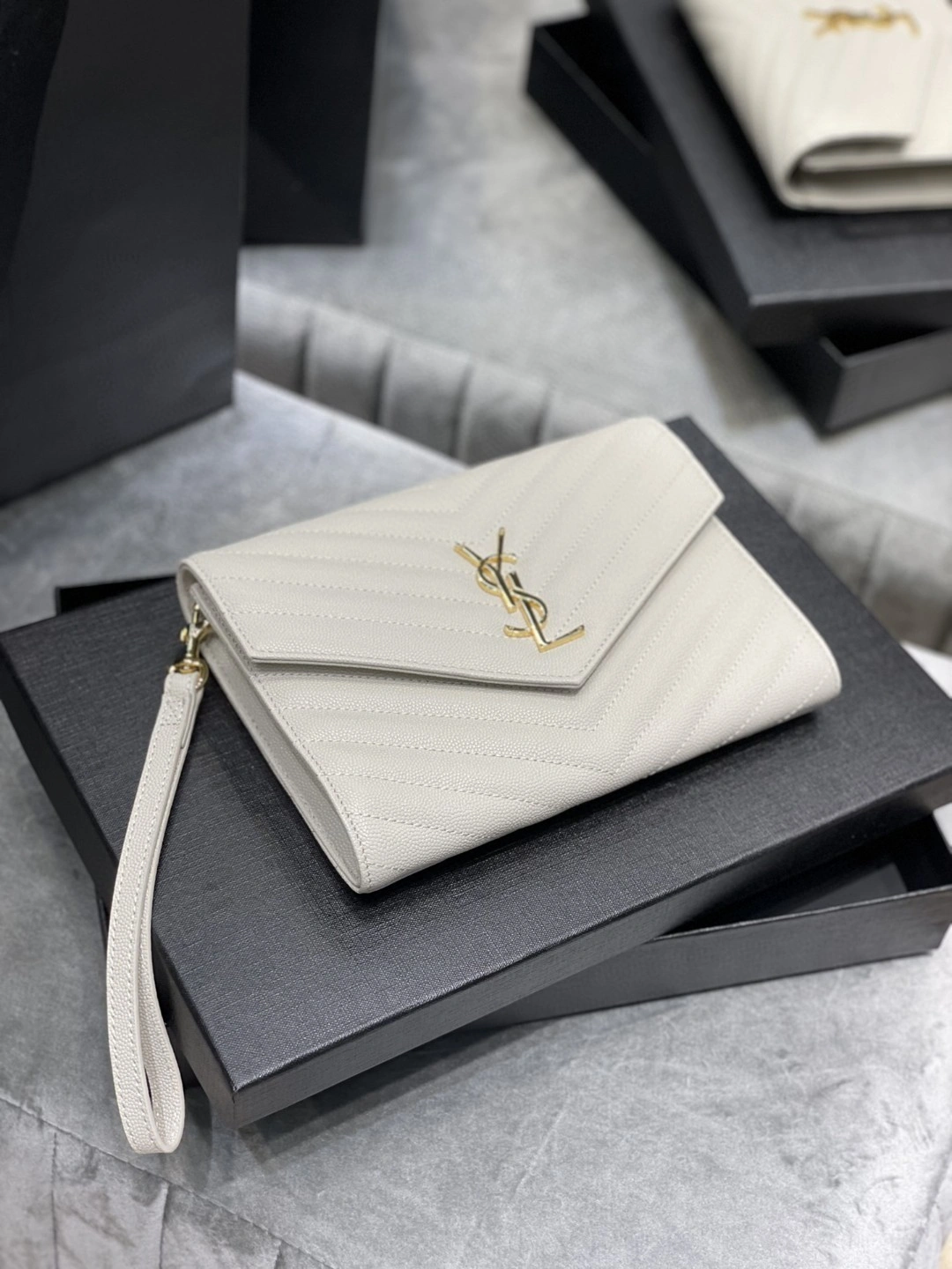 MOMO- 617662-BOW01-9207 Calfskin item : B-B597E1404W