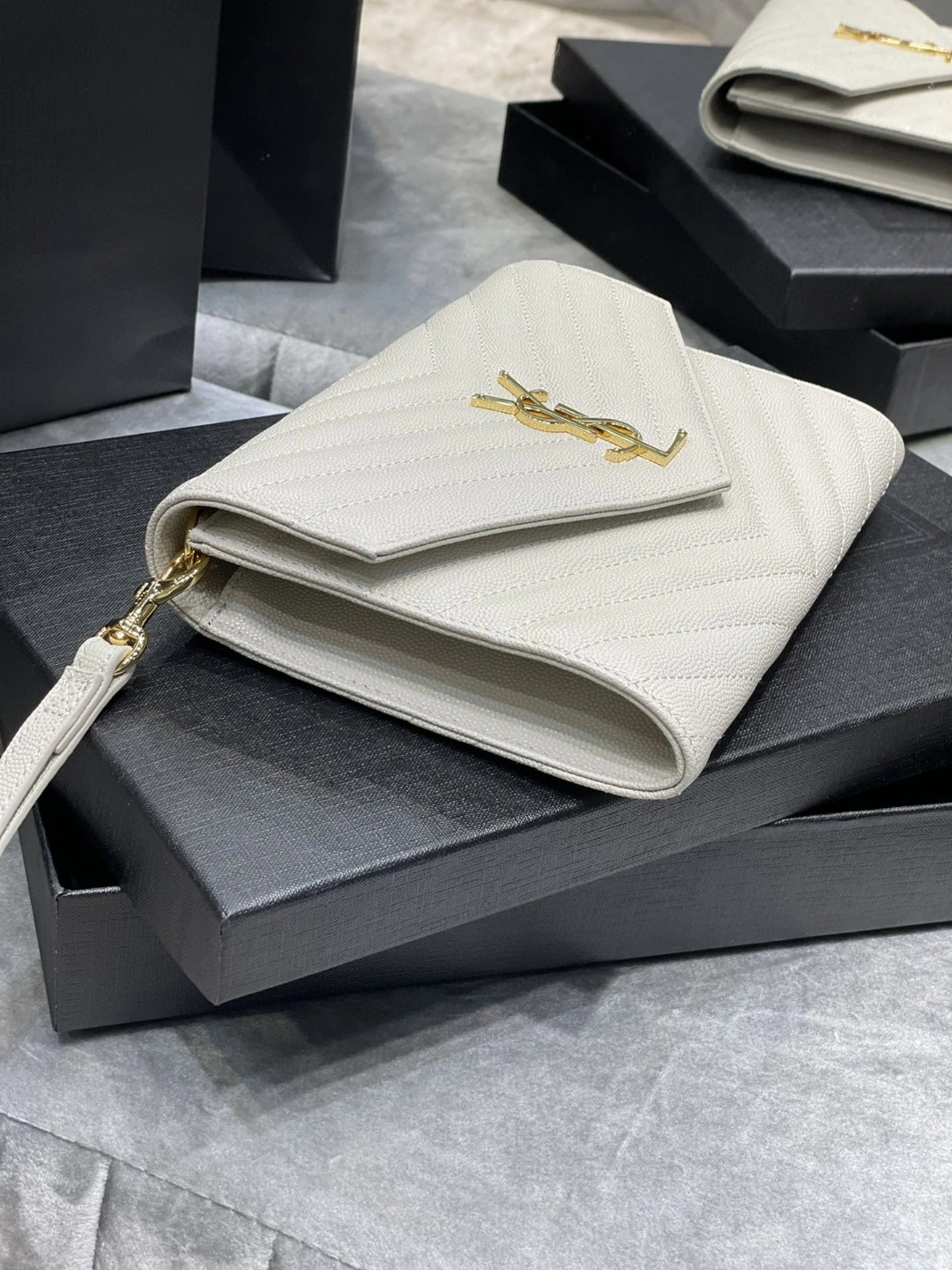 MOMO- 617662-BOW01-9207 Calfskin item : B-B597E1404W