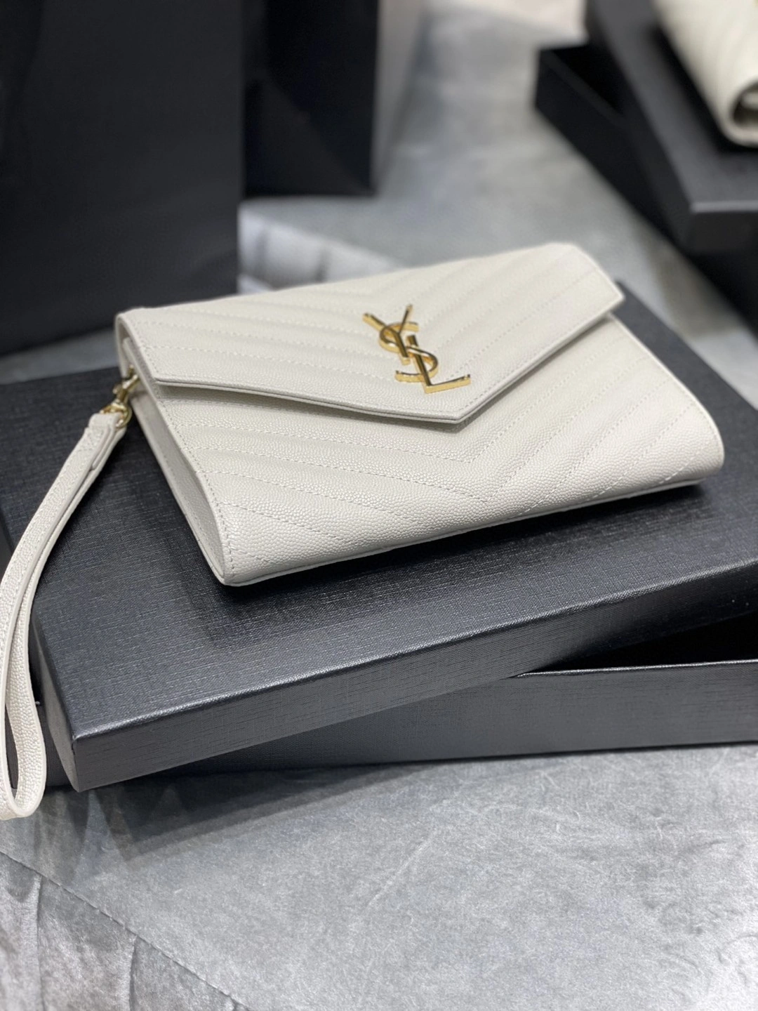 MOMO- 617662-BOW01-9207 Calfskin item : B-B597E1404W