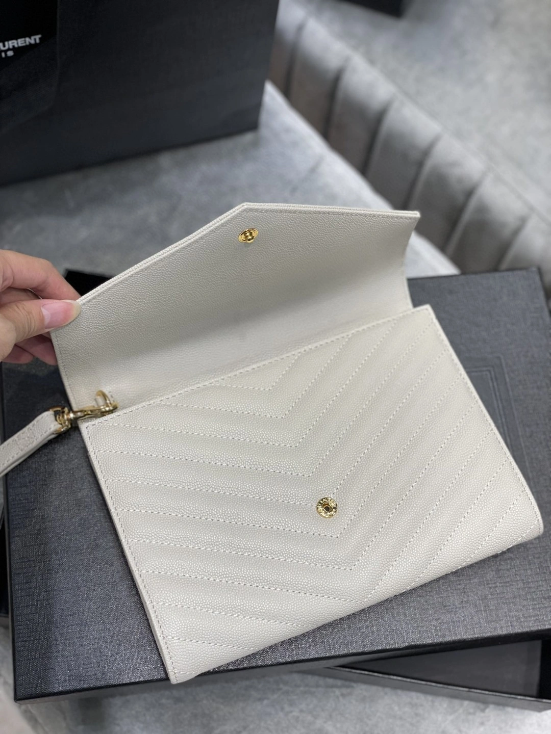 MOMO- 617662-BOW01-9207 Calfskin item : B-B597E1404W