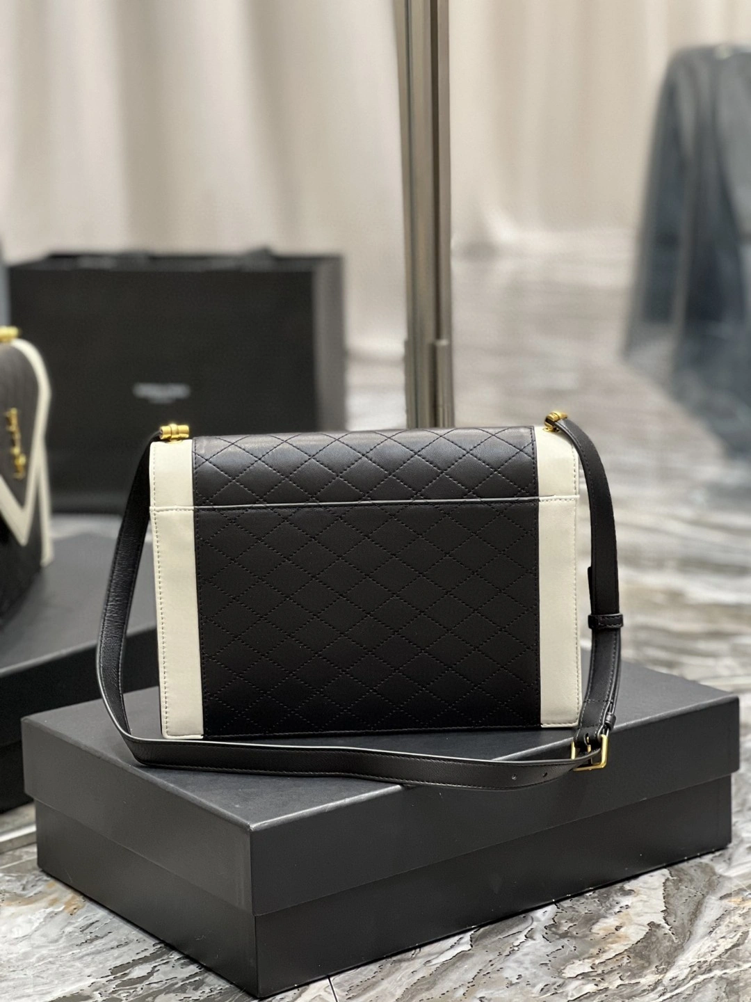 MOMO- 668863-1ELZ7-1016 Lambskin item : B-B597E1705W