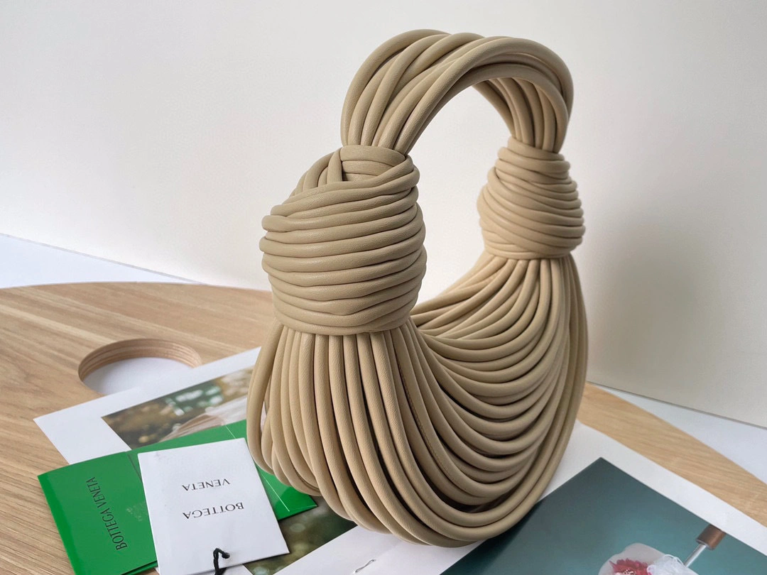 MOMO- 680934V1H109776 sheephide item：B-B000F1422C