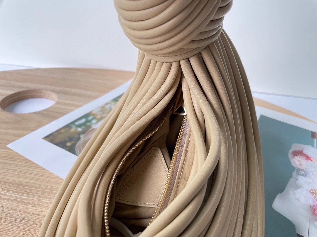 MOMO- 680934V1H109776 sheephide item：B-B000F1422C