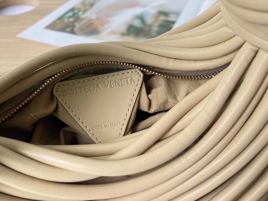 MOMO- 680934V1H109776 sheephide item：B-B000F1422C