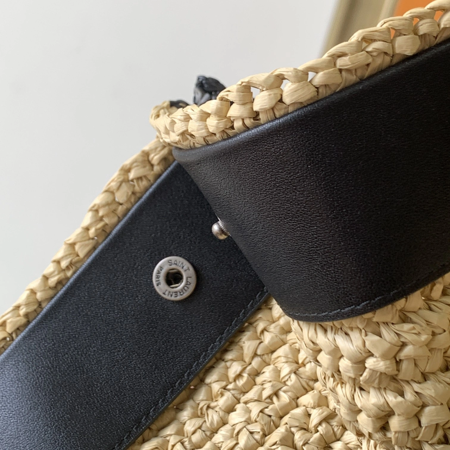 MOMO--685742-GAAAG-2099 item:D-B063D2699T