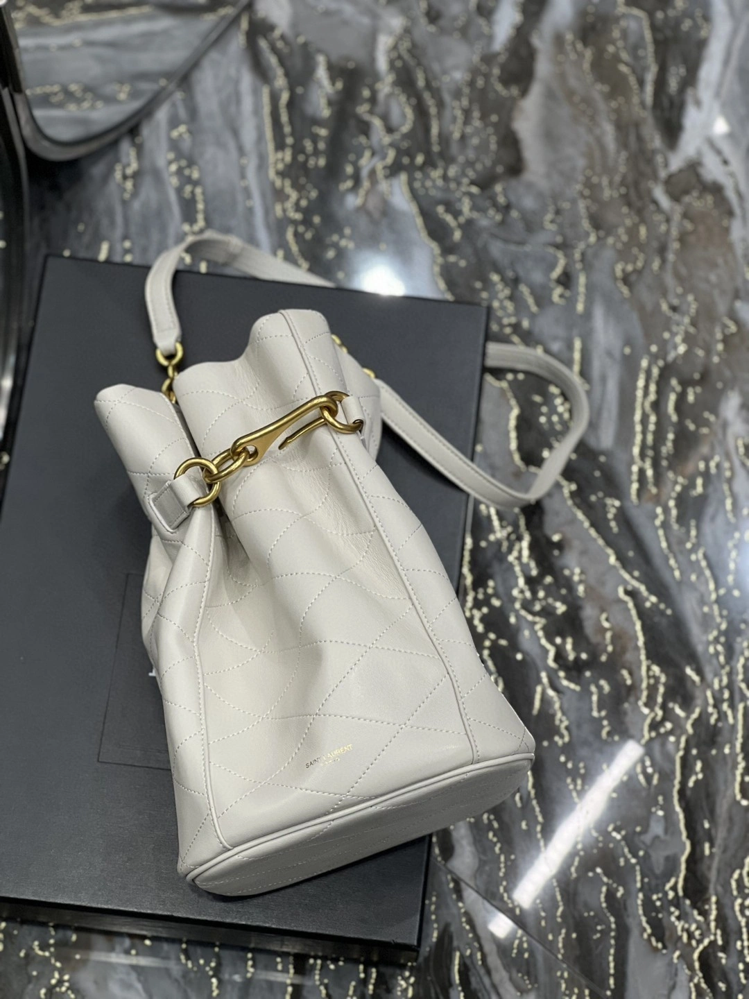 MOMO- 686310-AAAJK-9207 item : B-B597E1439W