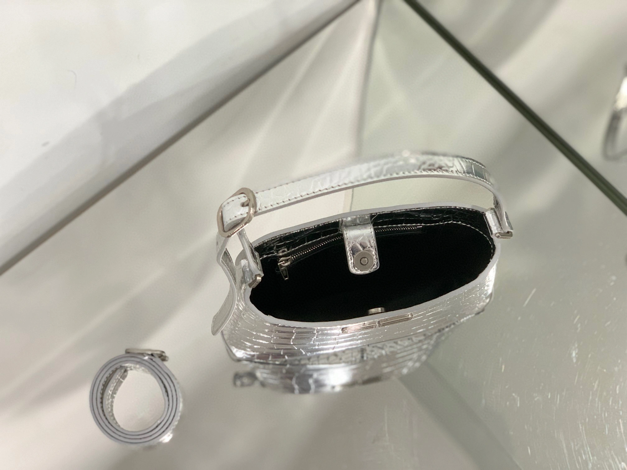 MOMO- 695589-2109E-8110 cowhide item：B-B063F1702C
