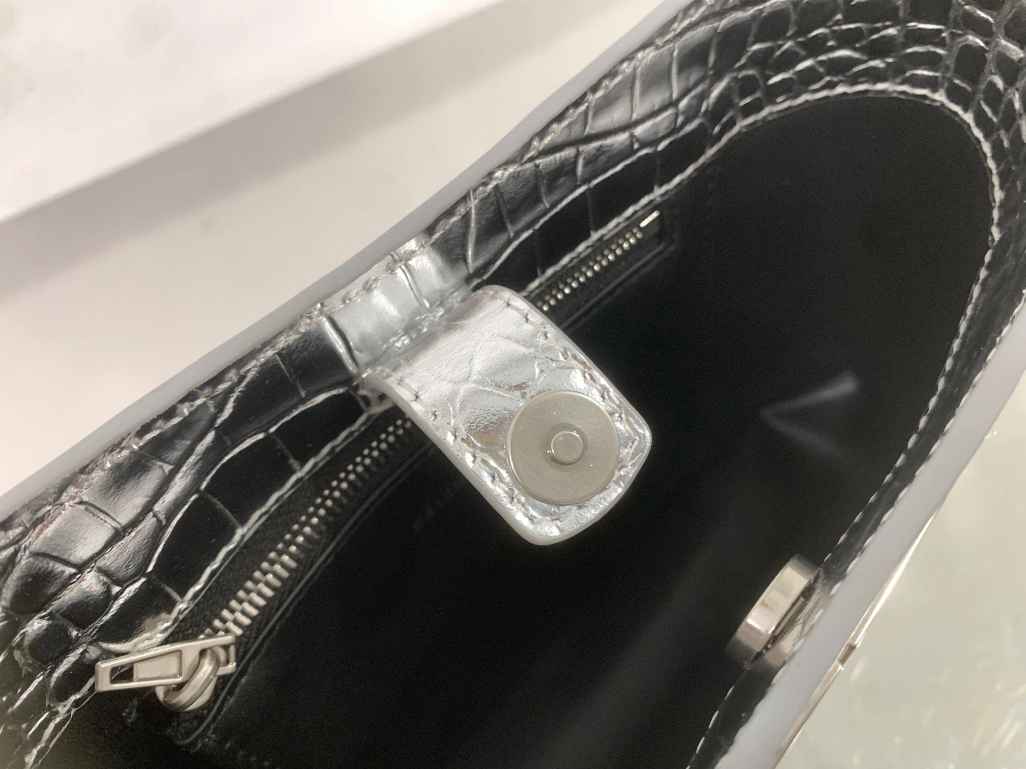 MOMO- 695589-2109E-8110 cowhide item：B-B063F1702C