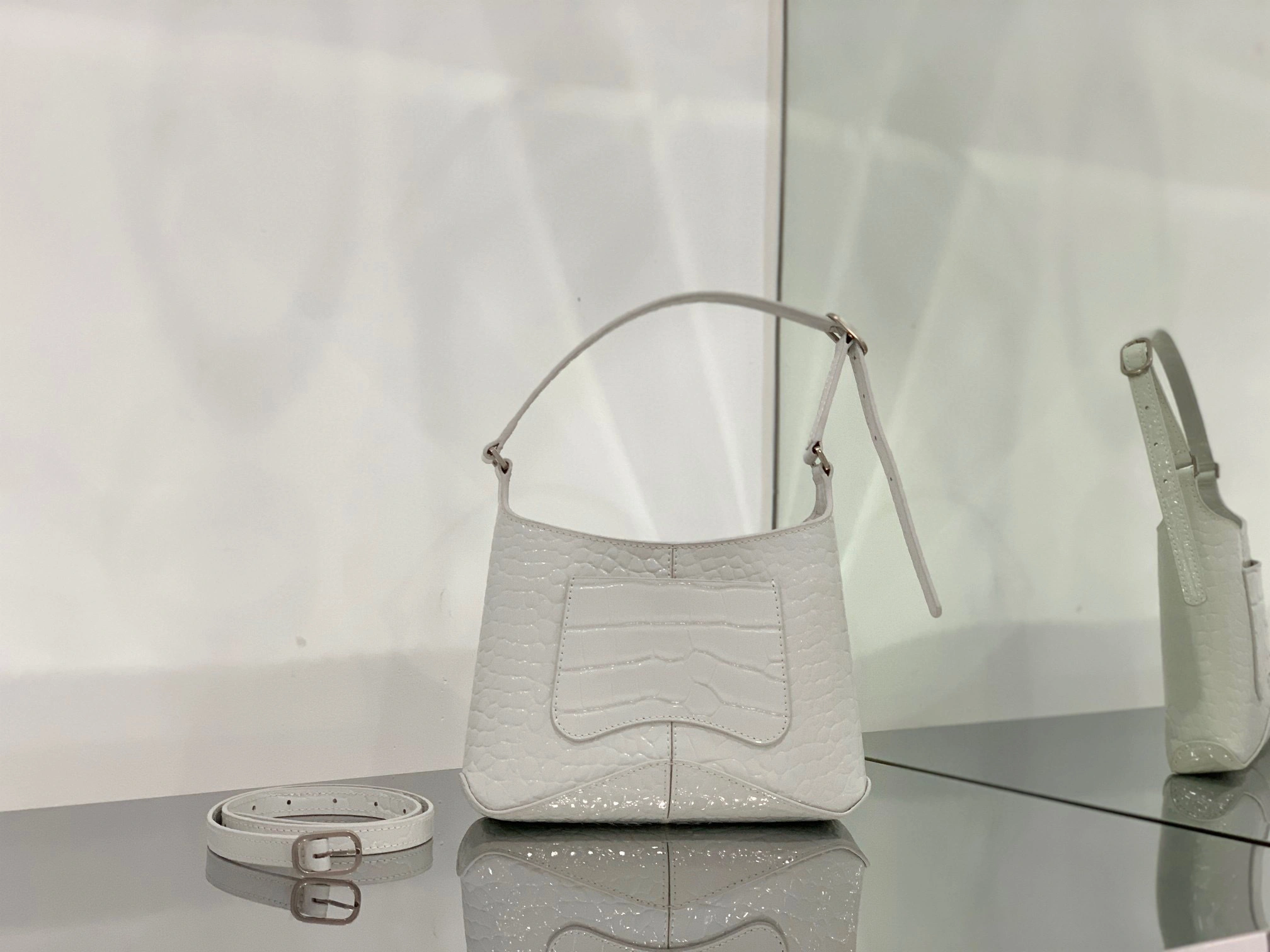 MOMO- 6955892108Y9001 cowhide item：B-B063F1703C