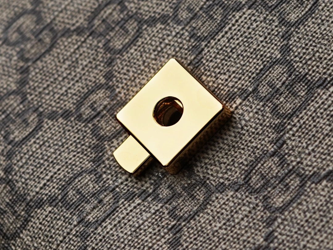 MOMO--702049 9AAAJ 8563 702049-92TCK-8563 high quality version item：C-B461H1115Q