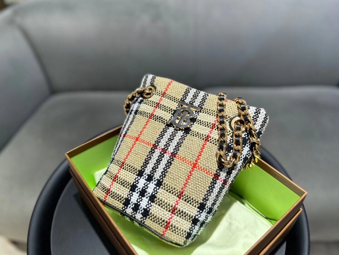 MOMO- 80630741 item:D-B000A2440R