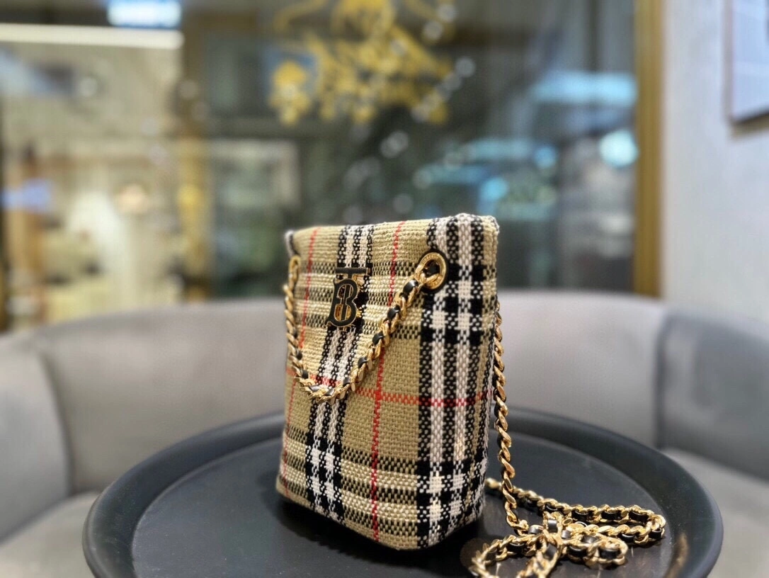 MOMO- 80630741 item:D-B000A2440R