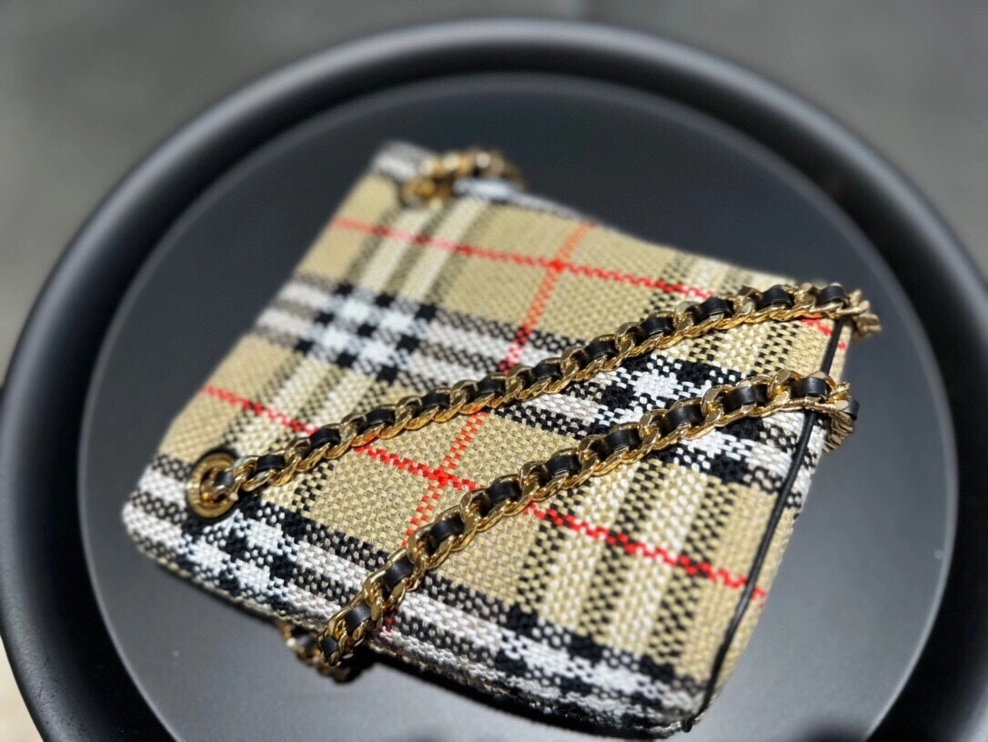 MOMO- 80630741 item:D-B000A2440R