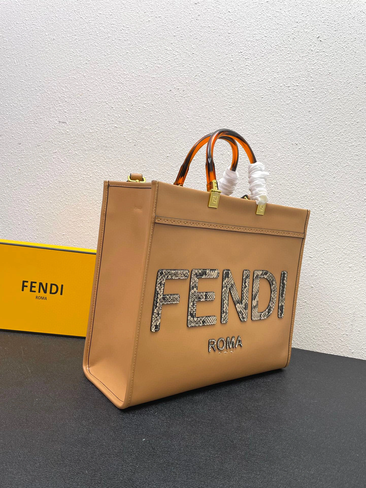 MOMO- 8BH386-AHN5-F1FEO TOTE ” item：B-B202G1731C