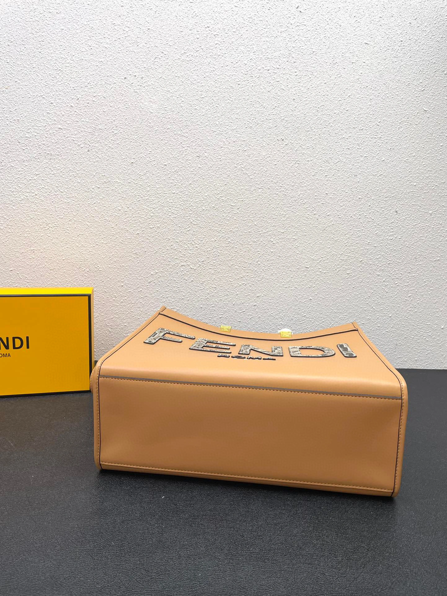 MOMO- 8BH386-AHN5-F1FEO TOTE ” item：B-B202G1731C