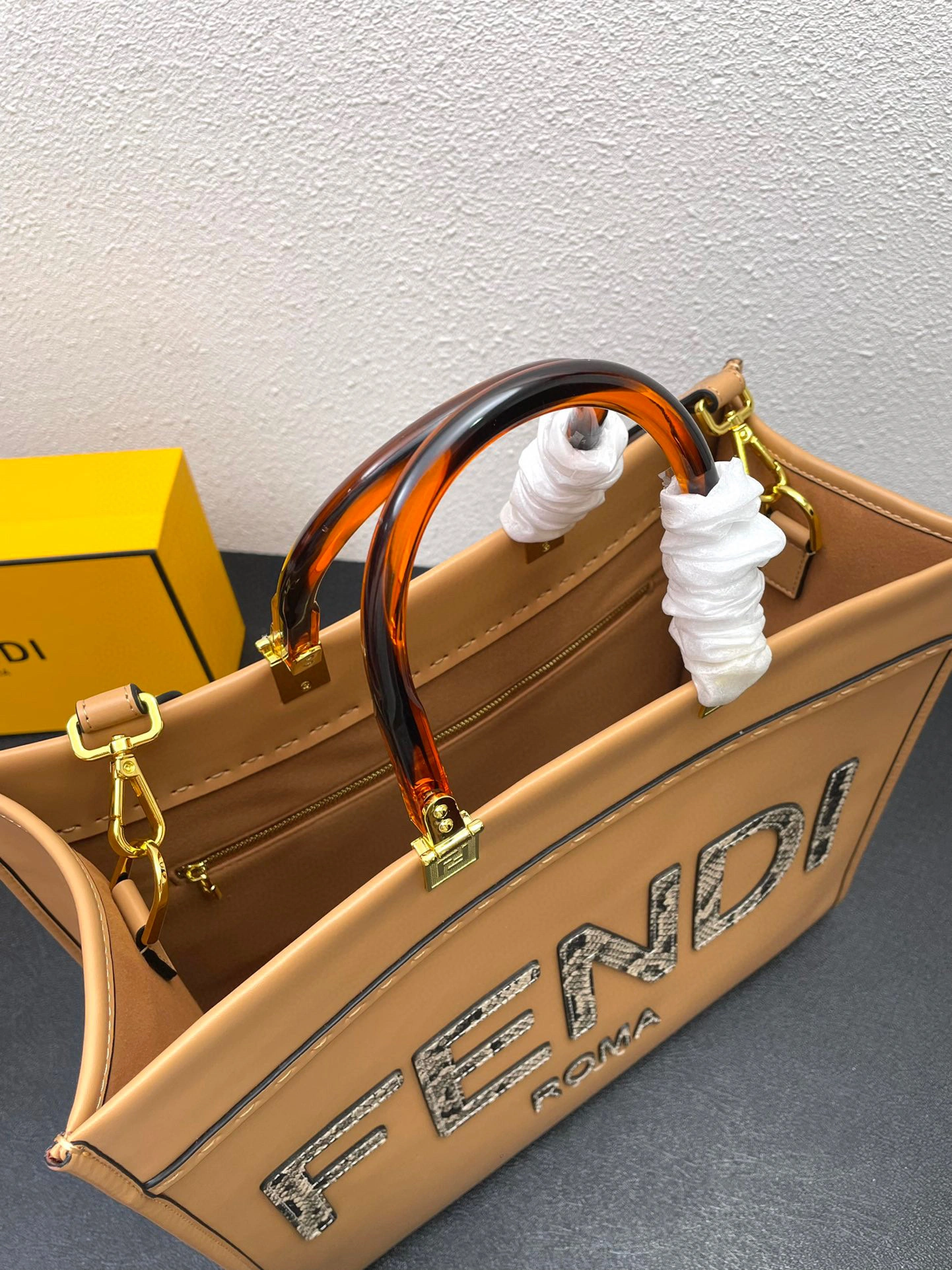 MOMO- 8BH386-AHN5-F1FEO TOTE ” item：B-B202G1731C