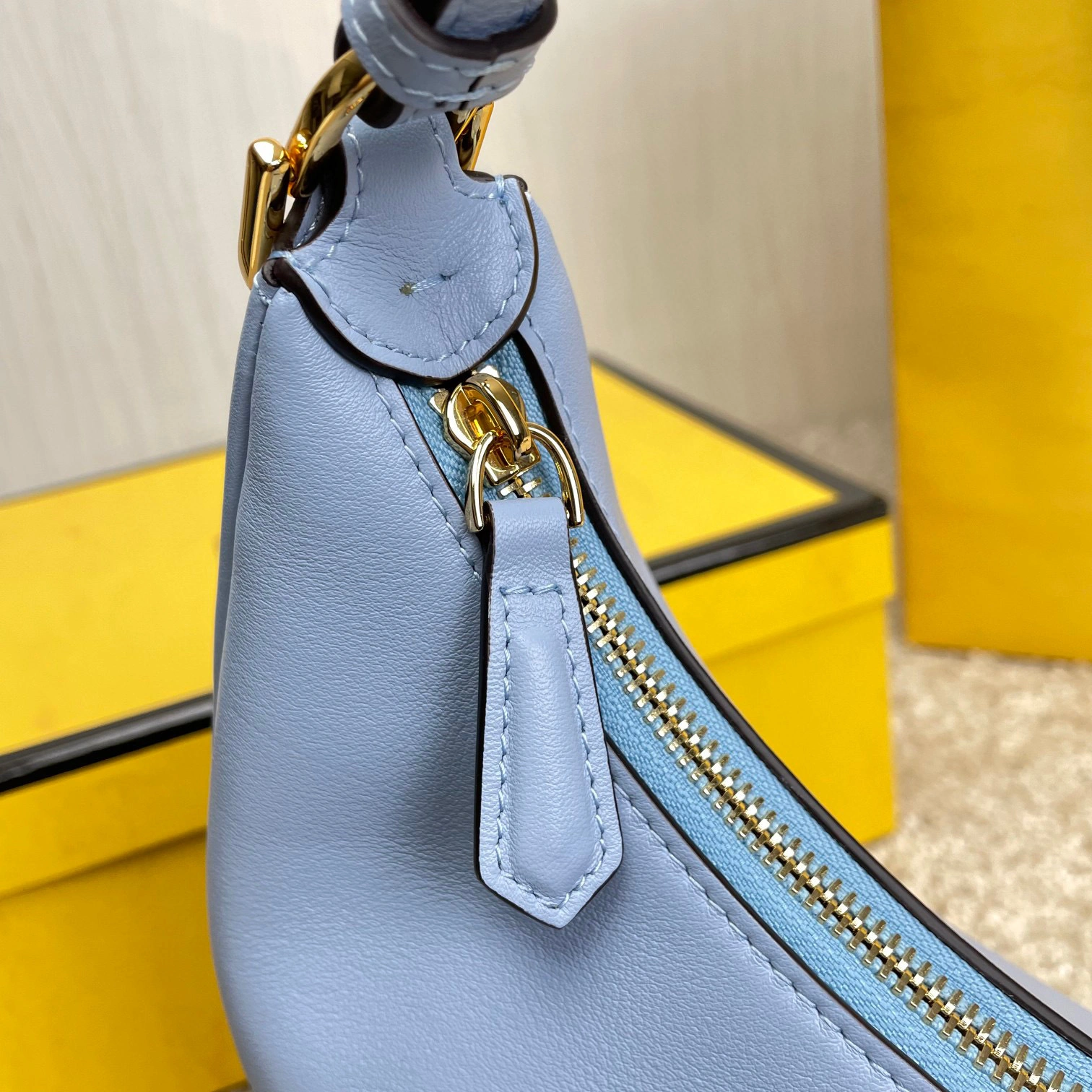 MOMO- 8BR798-A5DY-F1HD2 Graphy cowhide item：B-B000E2711C