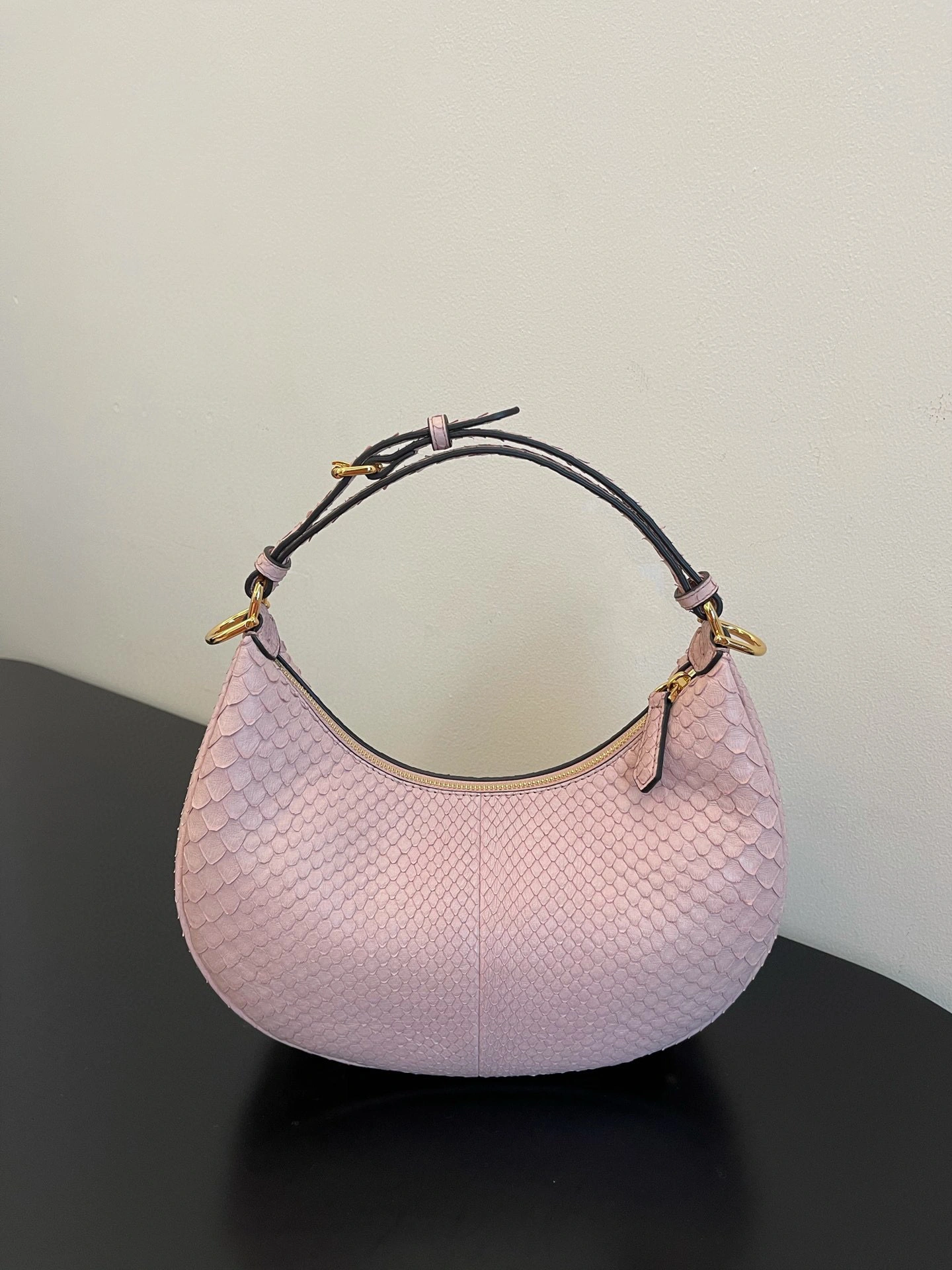 MOMO- 8BR798-AHN2-F1HKJ praphy item：B-B598G1514C