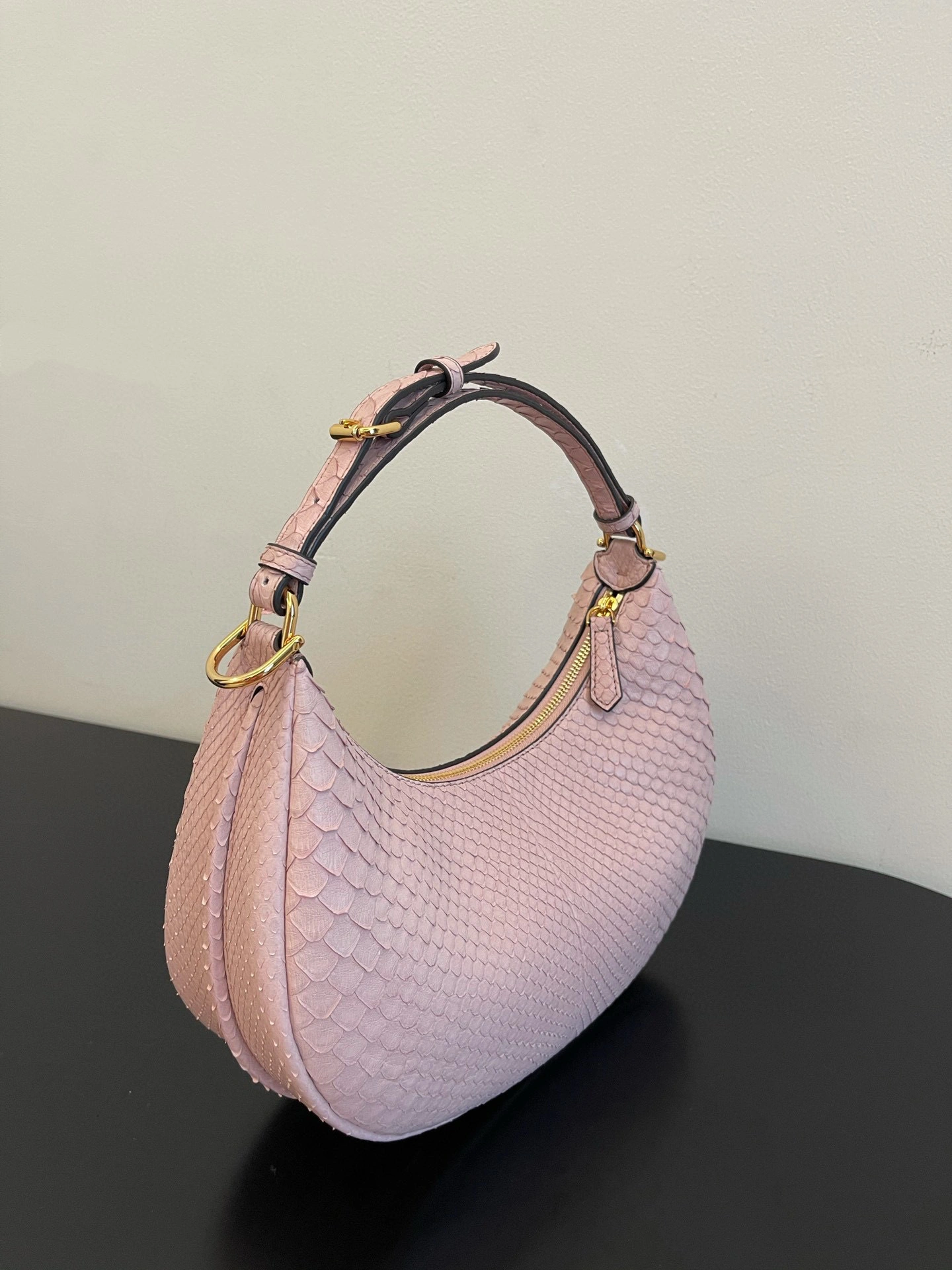 MOMO- 8BR798-AHN2-F1HKJ praphy item：B-B598G1514C