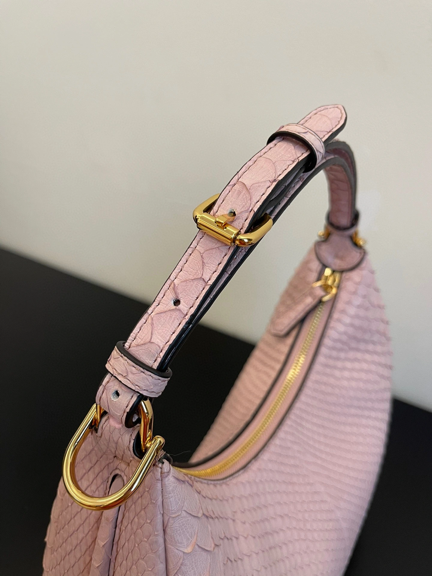 MOMO- 8BR798-AHN2-F1HKJ praphy item：B-B598G1514C
