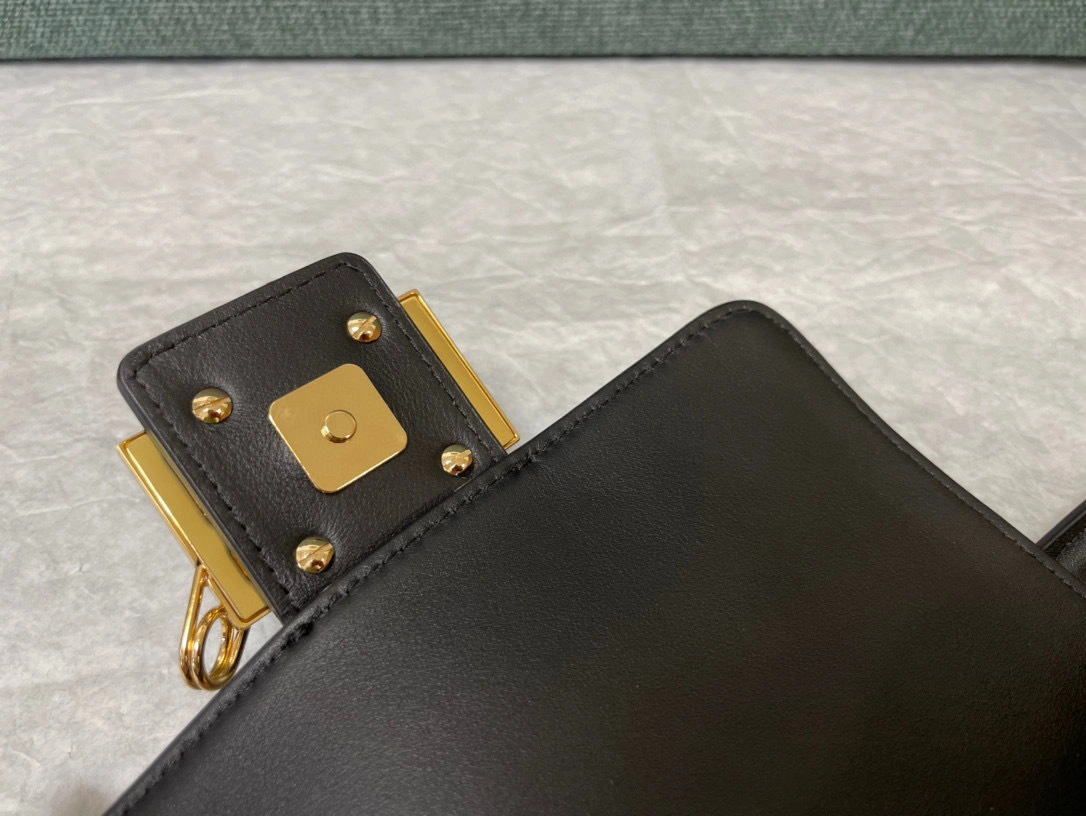 &MOMO- 8BS066AJT6F0KUR item：B-B063F1621C