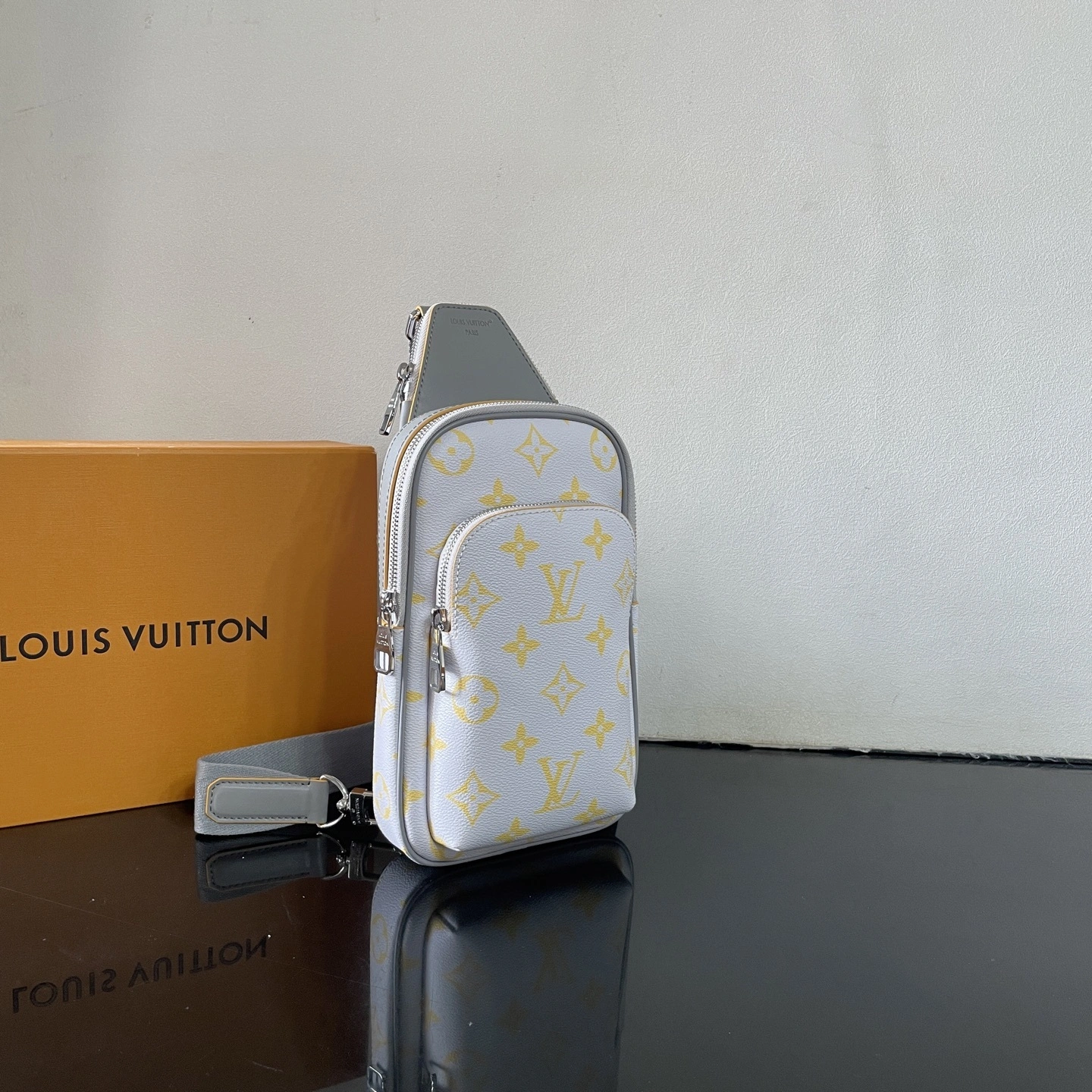 MOMO- 8V M15078 high quality version Avenue Slingbag item：E-B177I2584